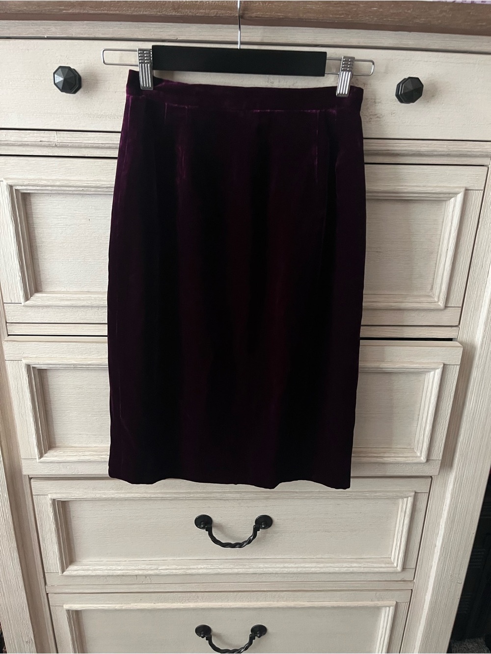 Elegant Velvet Pencil Skirt in Deep Plum